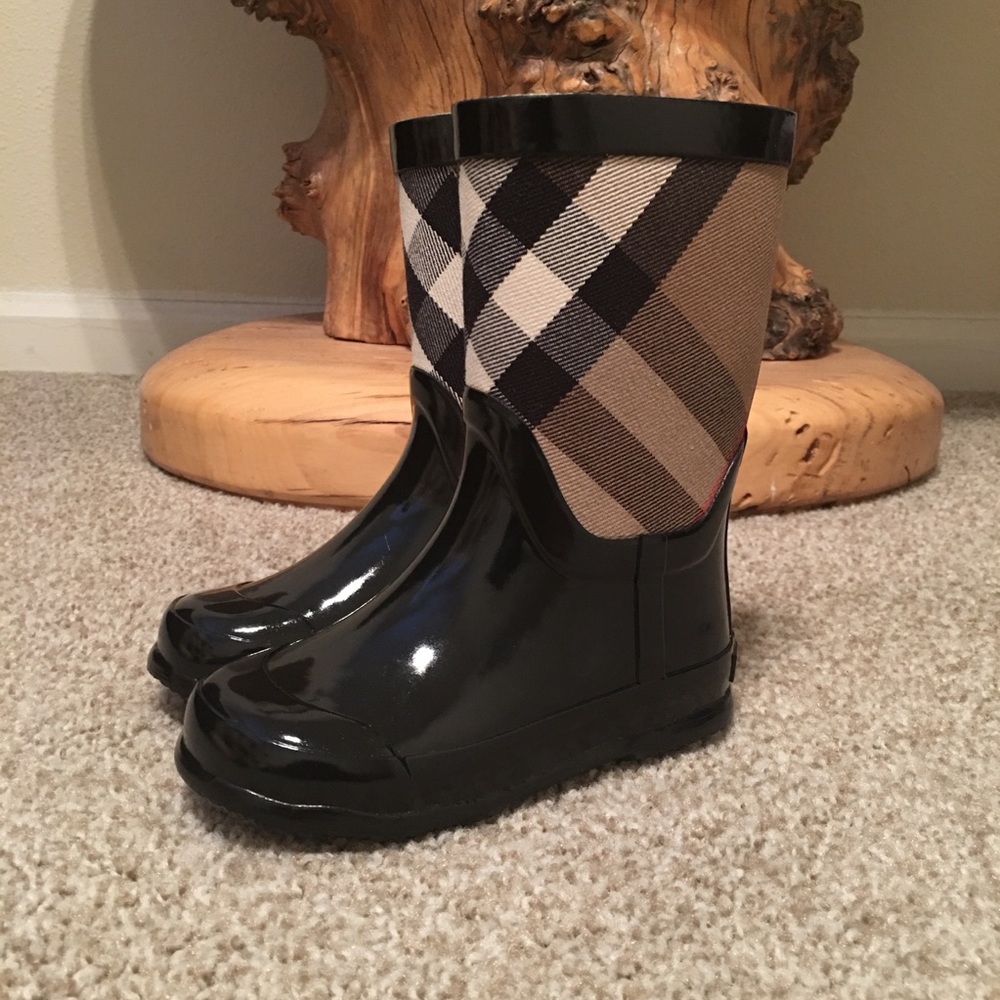 Burberry “Ranmoor” Boot size 25 US 8